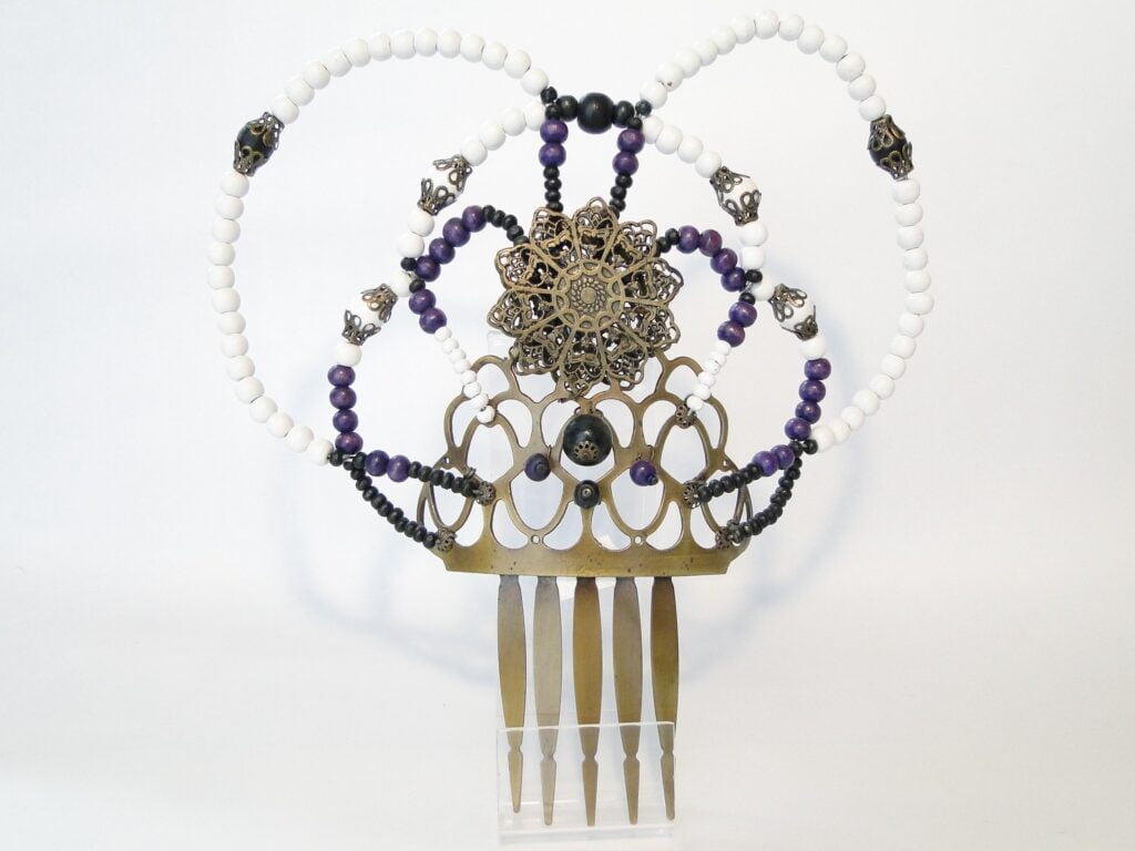 Peina Maite Cardenas en blanco y morado