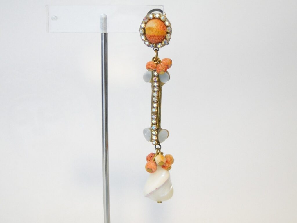 Pendientes en coral y blanco roto