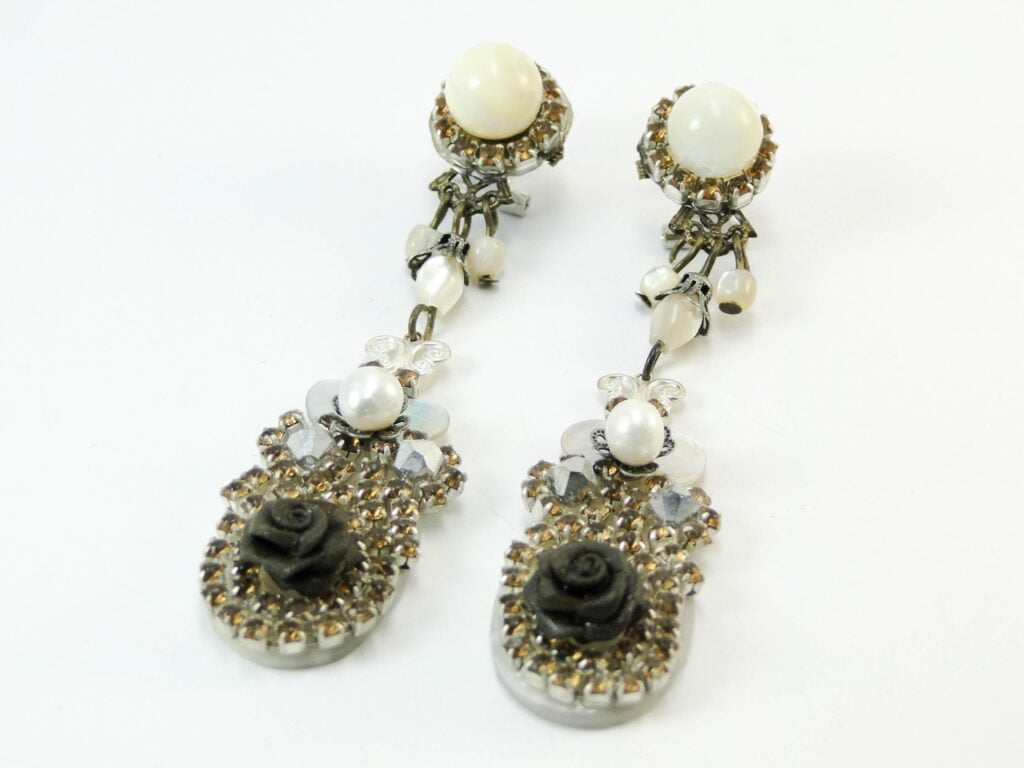 Pendientes para novias con flor oscura